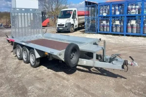 Háromtengelyes gépszállító tréler kölcsönzés